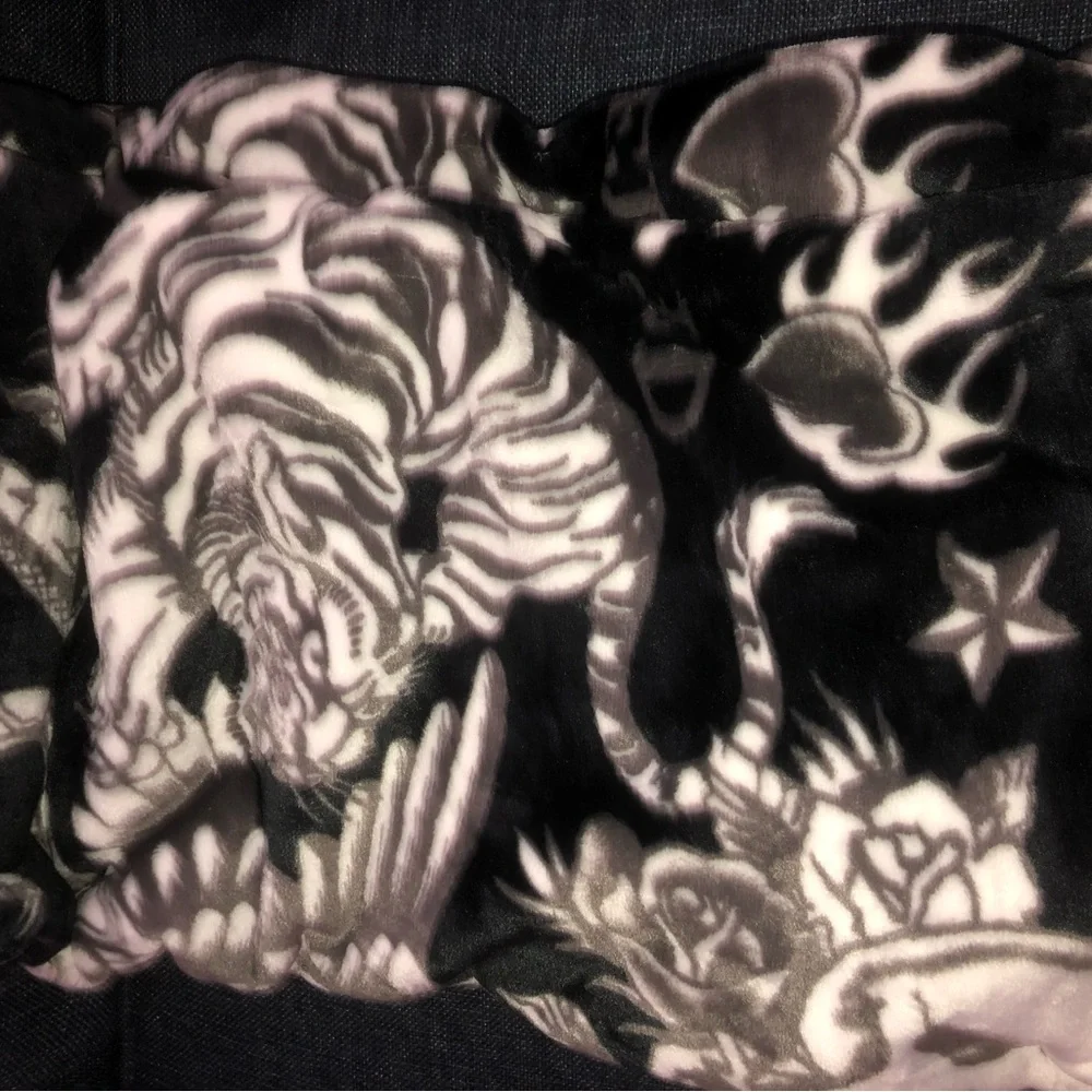🖤 Ed Hardy Printed Plush Oversized Throw - Black & White Tiger Motif